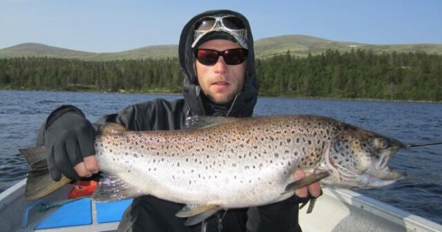 Trolling in Langsjøen lake