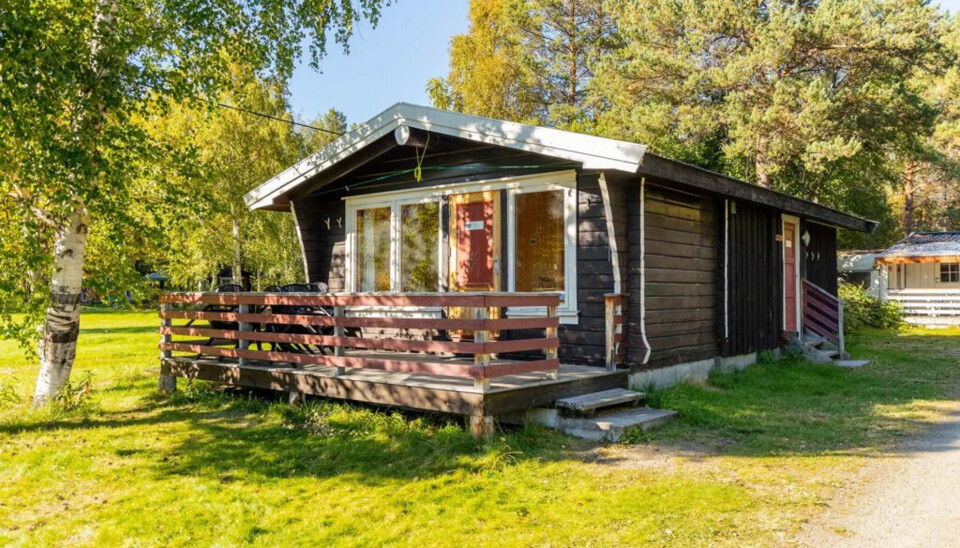 'The moose-lodge' is a traditional rustic cabin right next to the river.